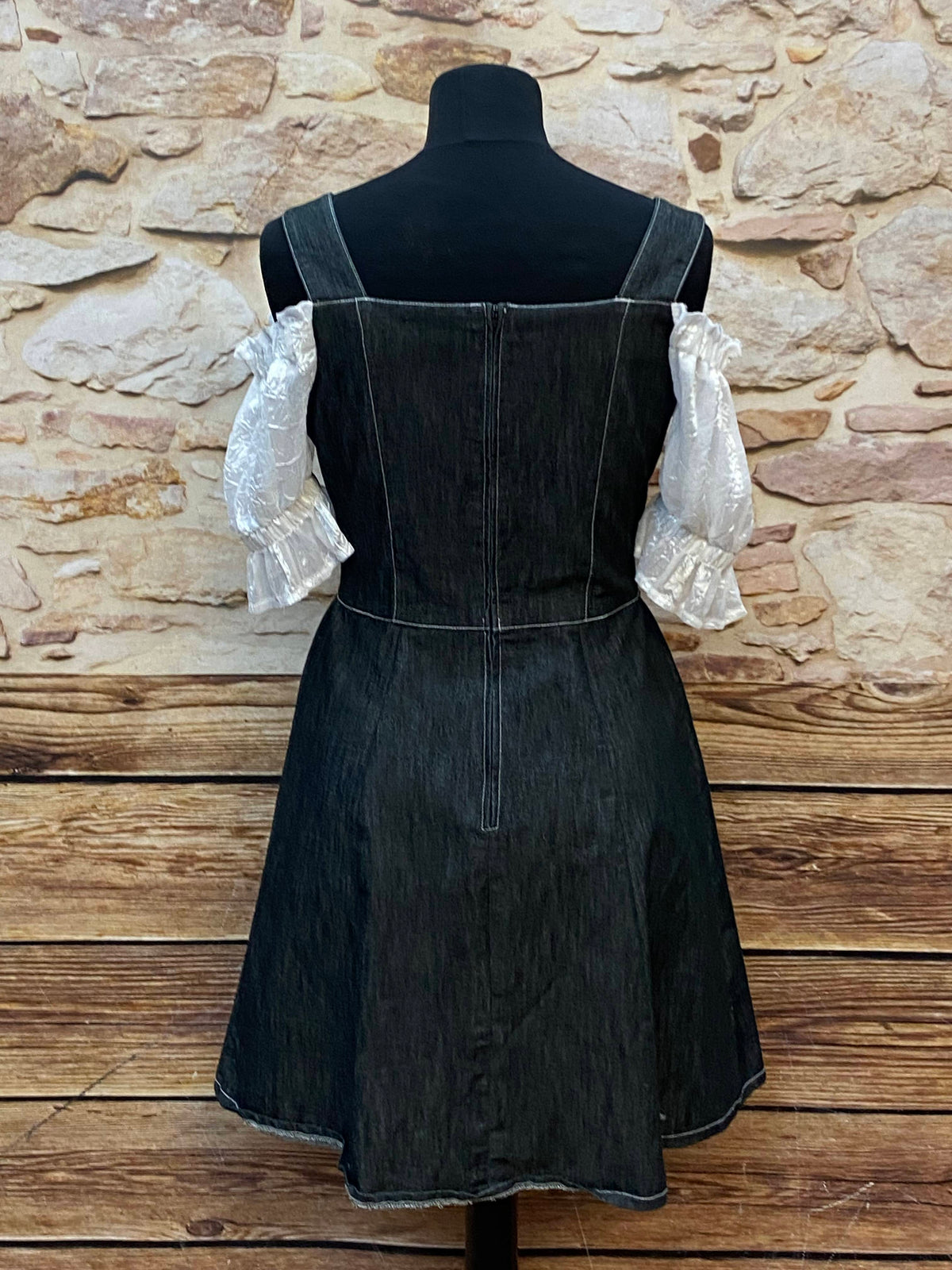 Schwarzes Landhauskleid in Größe 36