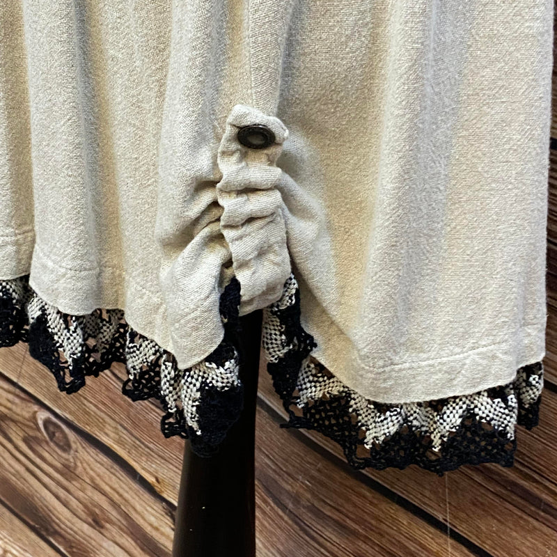 Landhauskleid mit Spitzen-Details – Größe 42