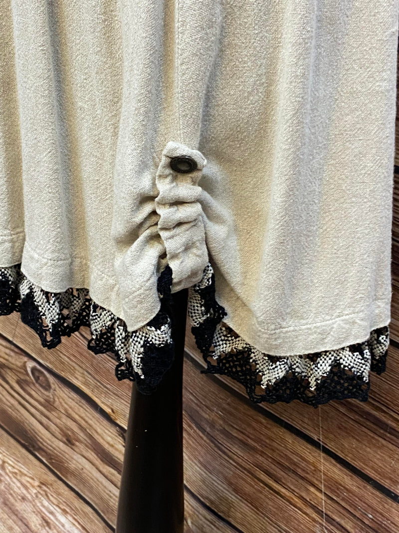 Landhauskleid mit Spitzen-Details – Größe 42