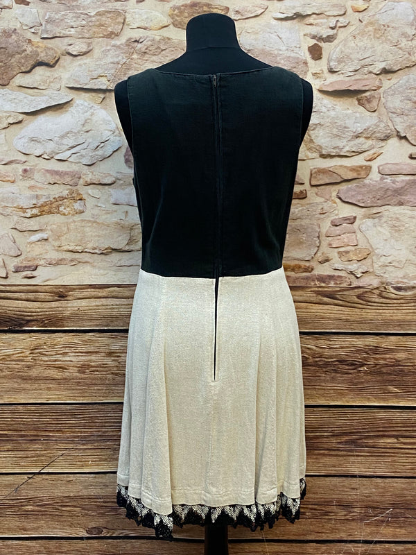 Landhauskleid mit Spitzen-Details – Größe 42