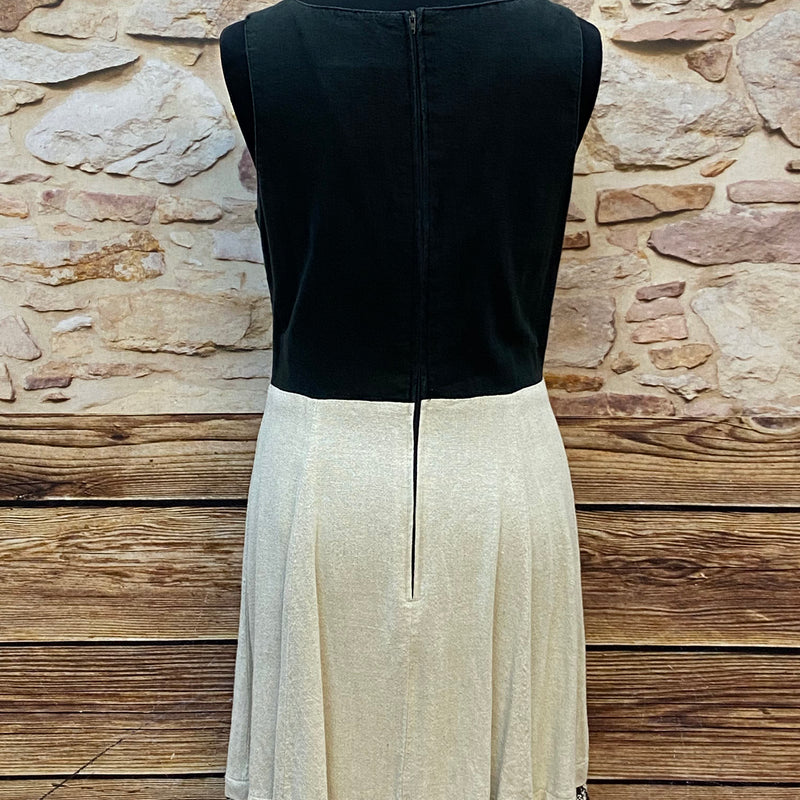 Landhauskleid mit Spitzen-Details – Größe 42