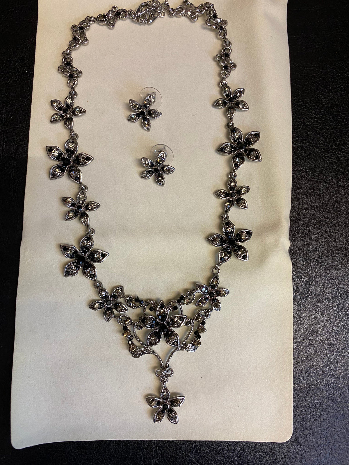 Elegantes Vintage-Collier mit Ohrsteckern von Langani