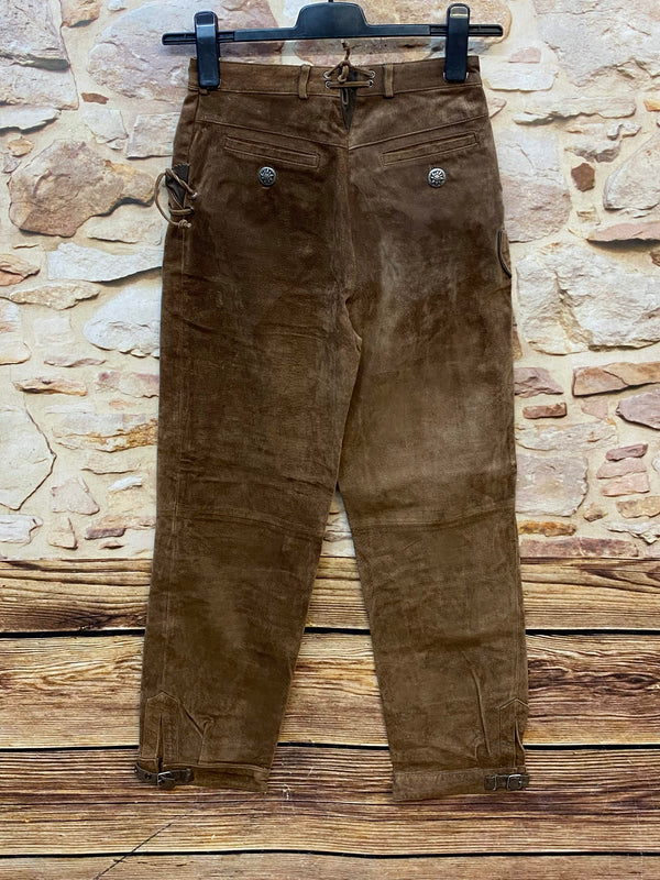 „Braune Trachtenlederhose Damen lang mit seitlicher Schnürung, kleiner Trachtentasche und Lederpatina“