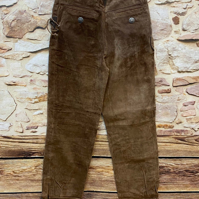 „Braune Trachtenlederhose Damen lang mit seitlicher Schnürung, kleiner Trachtentasche und Lederpatina“