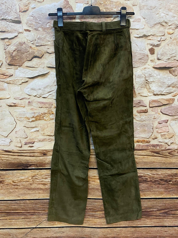 „Olivgrüne Trachtenlederhose Damen lang aus Veloursleder mit silberfarbener Gürtelschnalle“