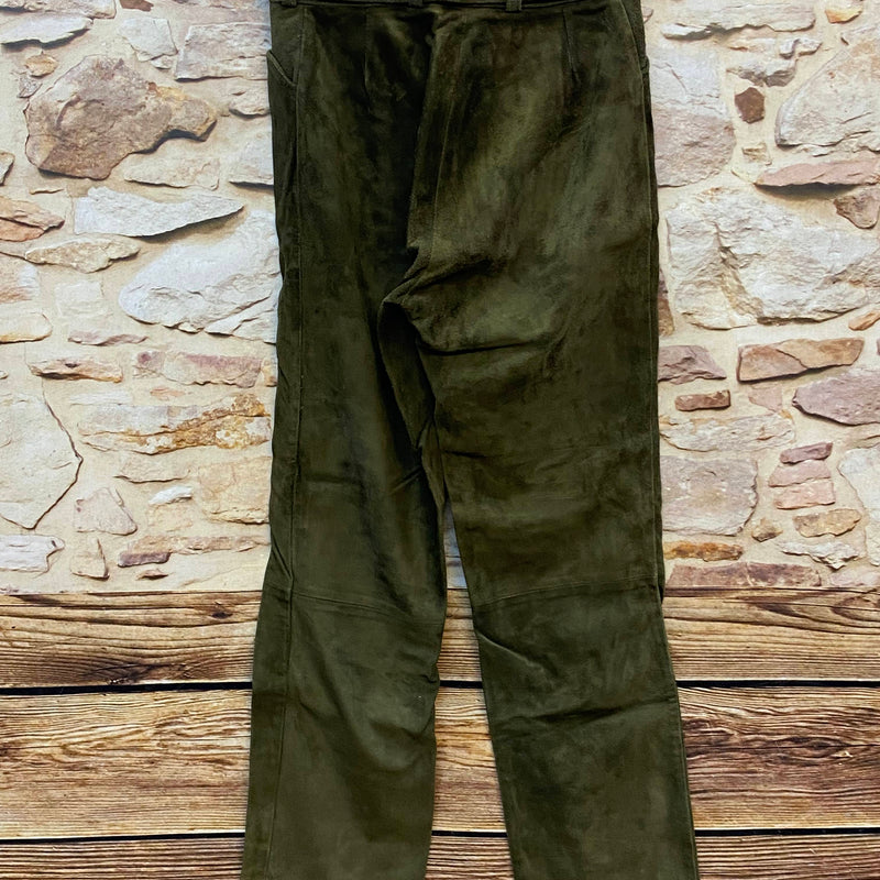 „Olivgrüne Trachtenlederhose Damen lang aus Veloursleder mit silberfarbener Gürtelschnalle“