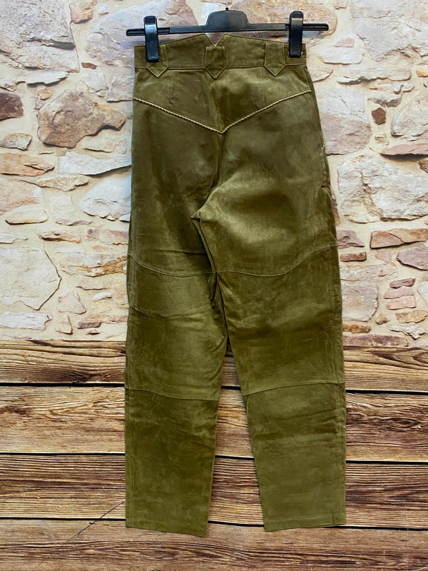 „Olivgrüne Lederhose Damen lang mit dekorativen Knöpfen für Oktoberfest Volksfest und Trachtenmode“