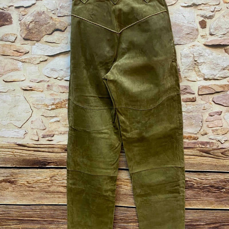 „Olivgrüne Lederhose Damen lang mit dekorativen Knöpfen für Oktoberfest Volksfest und Trachtenmode“