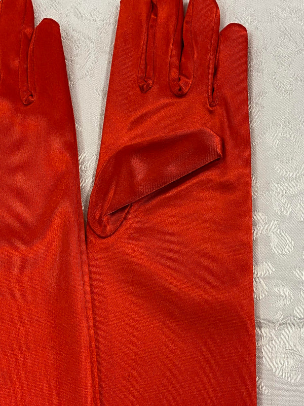 „Detailaufnahme rote Satin-Handschuhe im Stil der 1920er Jahre“