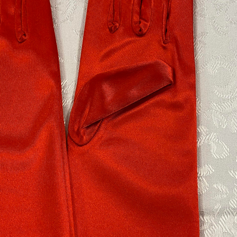 „Detailaufnahme rote Satin-Handschuhe im Stil der 1920er Jahre“