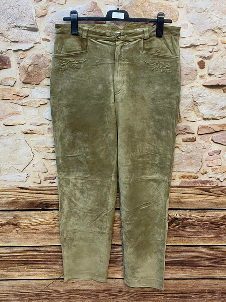 Lange olivgrüne Trachten-Lederhose von Landhaus C&A mit geradem Bein