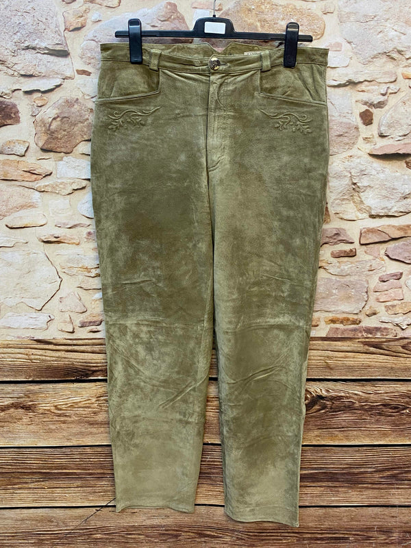 Lange olivgrüne Trachten-Lederhose von Landhaus C&A mit geradem Bein