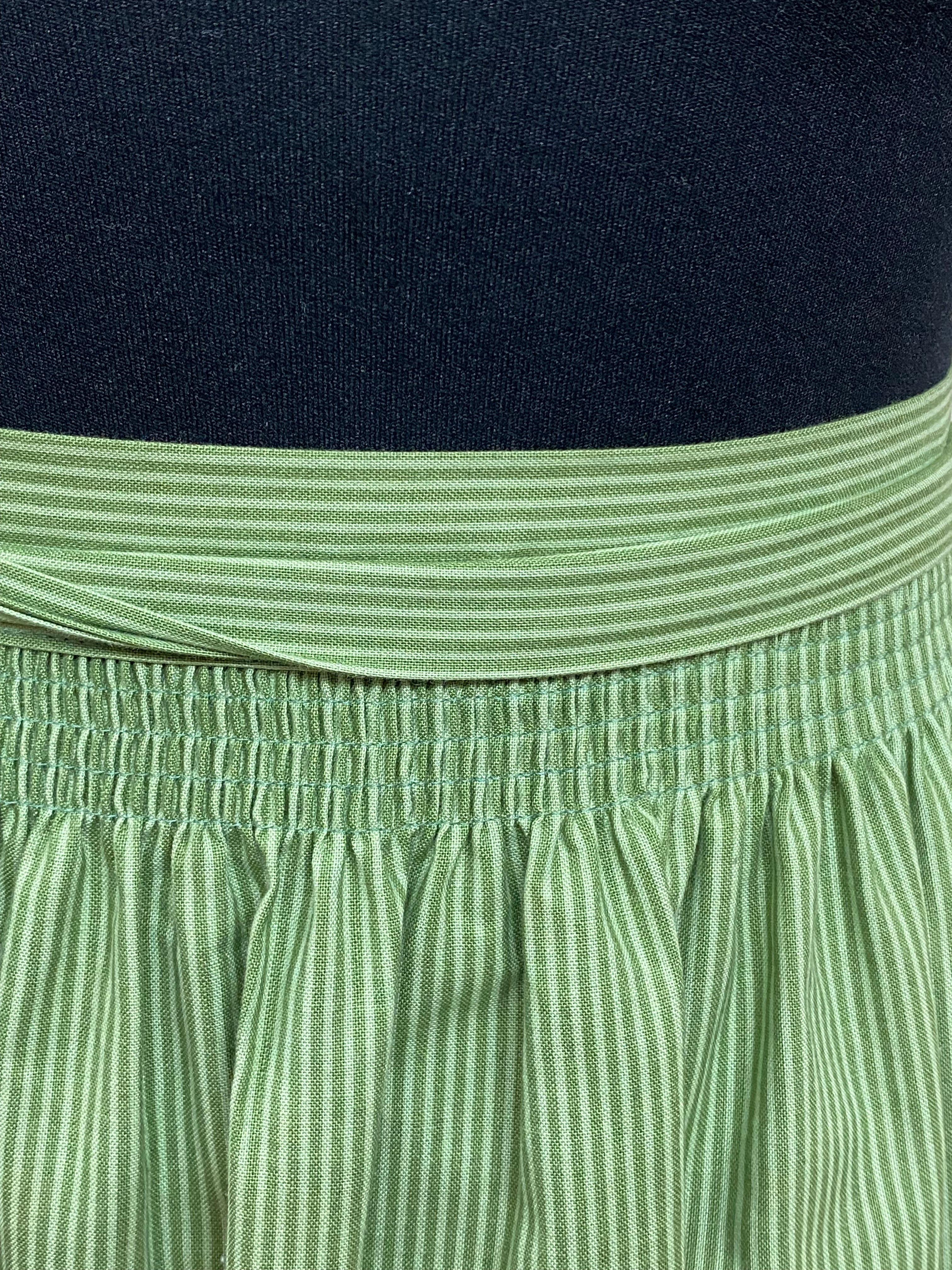 Mittellange Vintage Dirndl-Schürze für Trachtenkleid in grün gemustert 76 cm