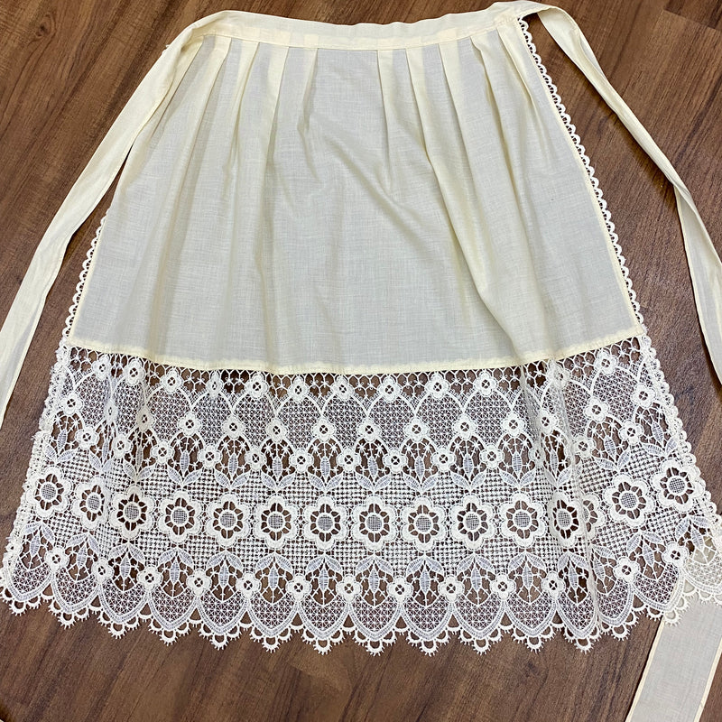 Lange Dirndlschürze Vintage 70er Jahre. Länge 70 cm, cremefarbend Lochspitze
