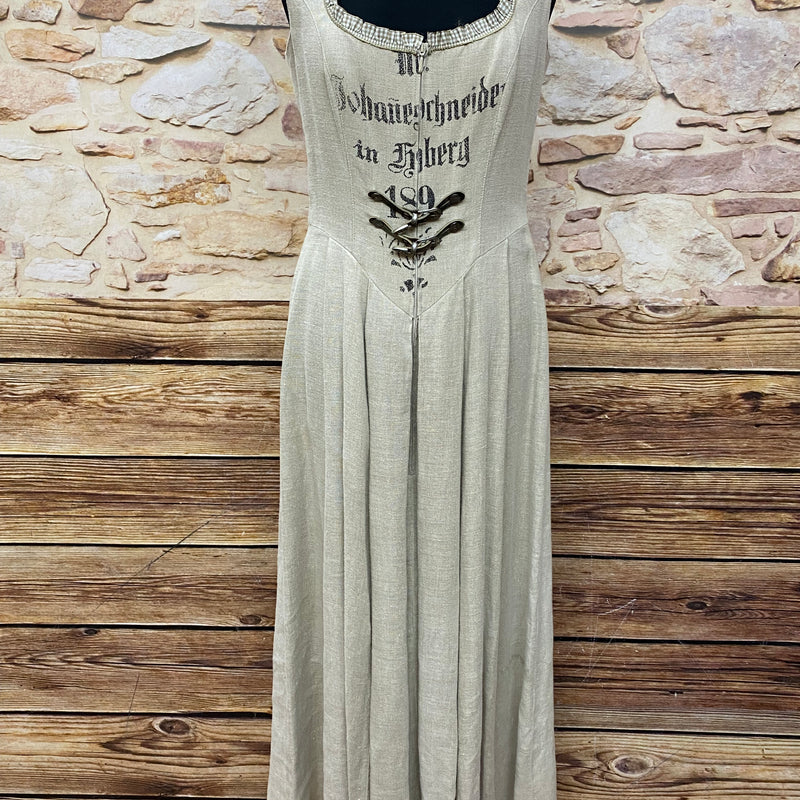 Langes Feelings Landhauskleid Gr. 38 in Natur und Beige mit Schriftprint, Lederriemen-Schnürung und langem Rock. Hochwertiges Secondhand-Einzelstück.
