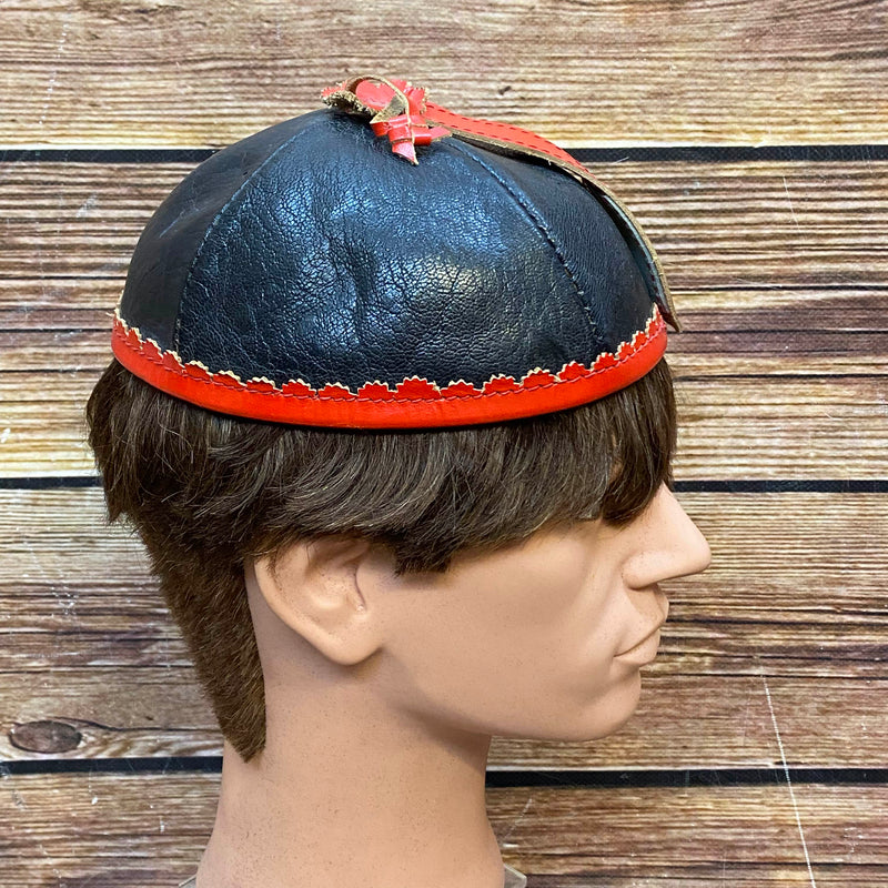 Vintage Lederkappe Schweiz – Rot Schwarz mit Kreuz Applikation