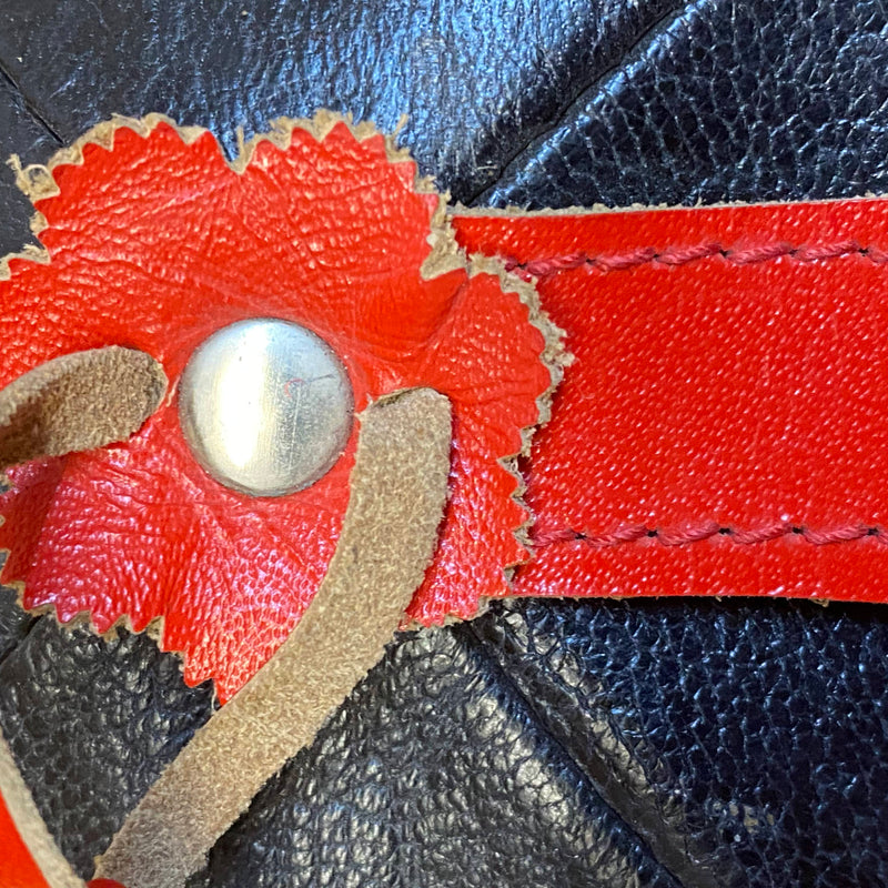 Vintage Lederkappe Schweiz – Rot Schwarz mit Kreuz Applikation