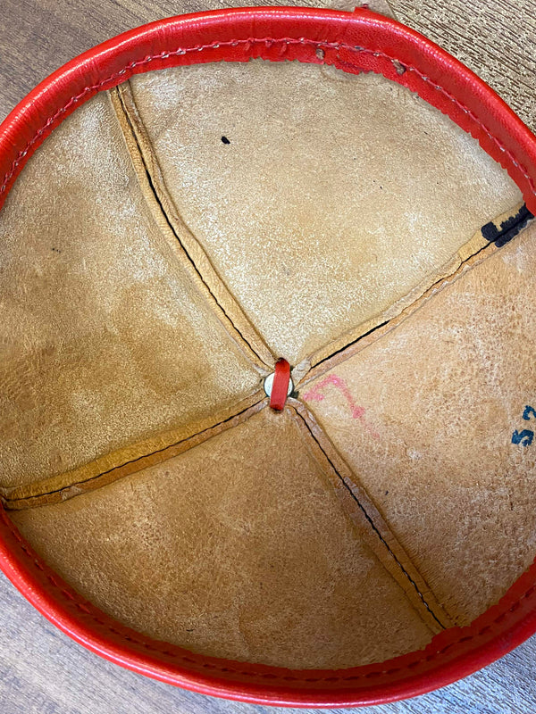 Vintage Lederkappe Schweiz – Rot Schwarz mit Kreuz Applikation