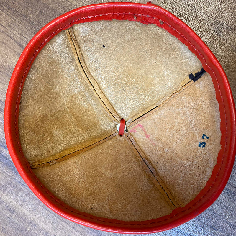 Vintage Lederkappe Schweiz – Rot Schwarz mit Kreuz Applikation