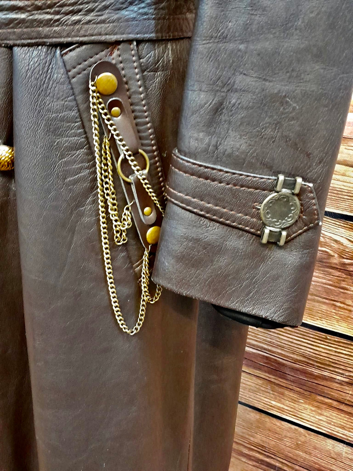 Manteau en cuir steampunk fini à la main en marron, unique, taille 52