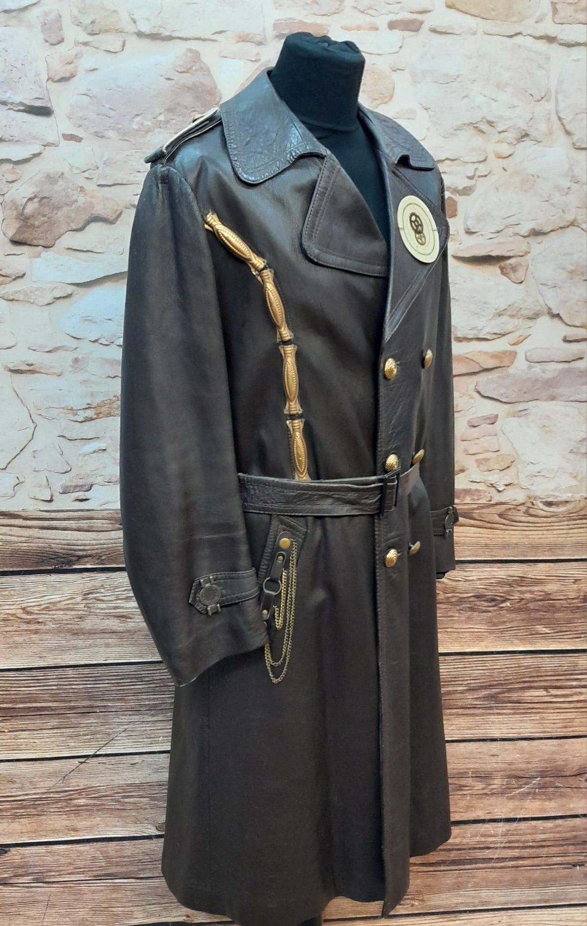 Manteau en cuir steampunk fini à la main en marron, unique, taille 52