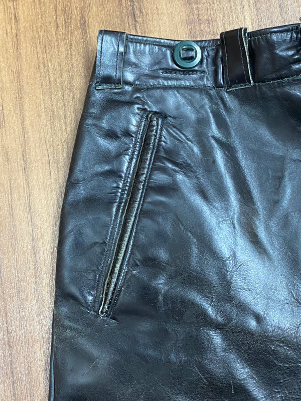 Kurze schwarze Lederhose – Vintage | Bundweite 75 cm | Glattleder | Made in Germany