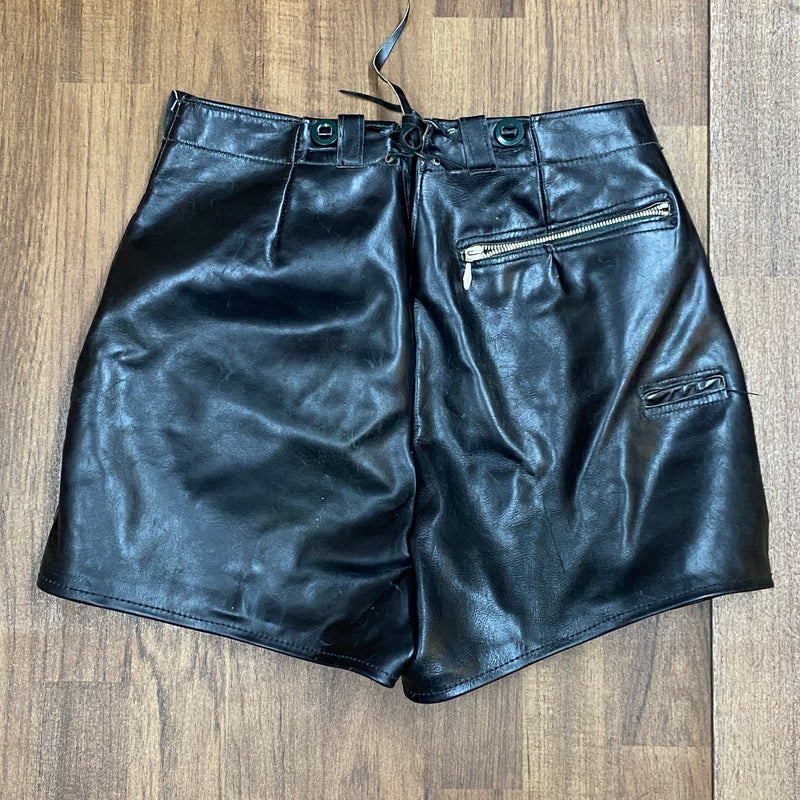 Kurze schwarze Lederhose – Vintage | Bundweite 75 cm | Glattleder | Made in Germany
