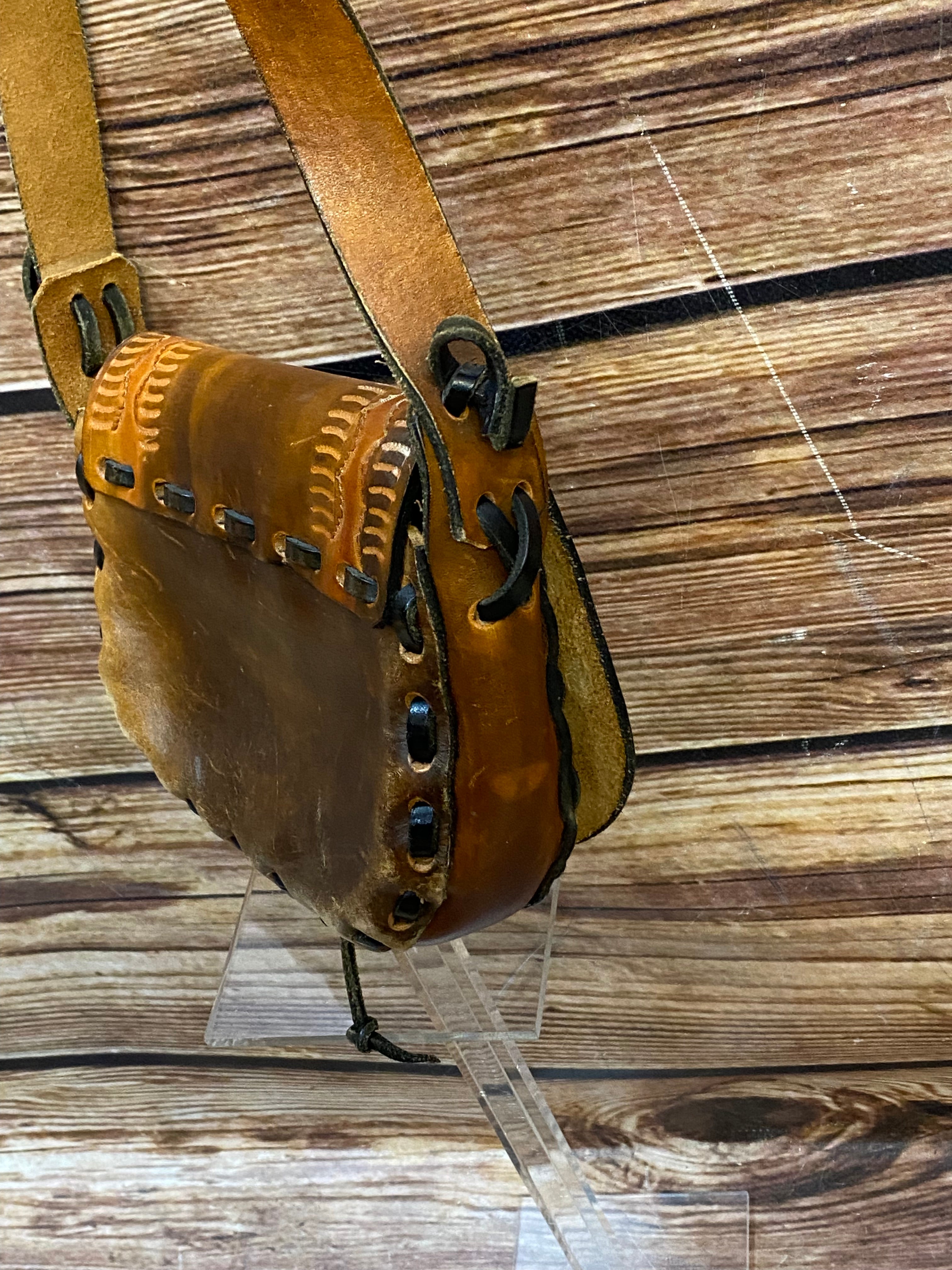 Kleine Umhänge-Ledertasche Vintage braun Satteltasche gestanzt Handgefertigt