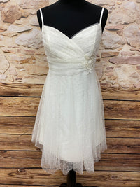 Kniekurzes ivoryfarbenes Vintage-Brautkleid von Lilly, Größe 42, mit Punktetüll, Wickel-Oberteil, Blütenapplikation und Spaghetti­trägern, ungetragen, sehr guter Zustand.