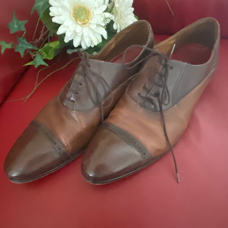 Zweifarbige LLOYD Herren-Oxford aus Leder in Braun, Größe 44½, Captoe mit Broguing, rote LLOYD-Sohle – guter Vintage-Zustand.