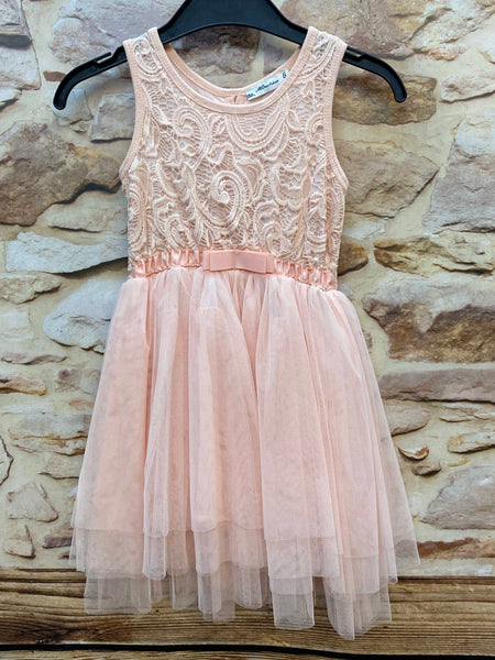 „Festliches apricotfarbenes Mädchenkleid in Größe 116 (mit Spitzenoberteil, Satinschleife und mehrlagigem Tüllrock, ungetragen.“