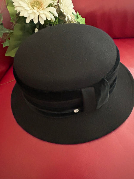 Schwarzer Damenhut von Mayser aus Wollfilz mit Samtband und Strass-Detail, Größe S.