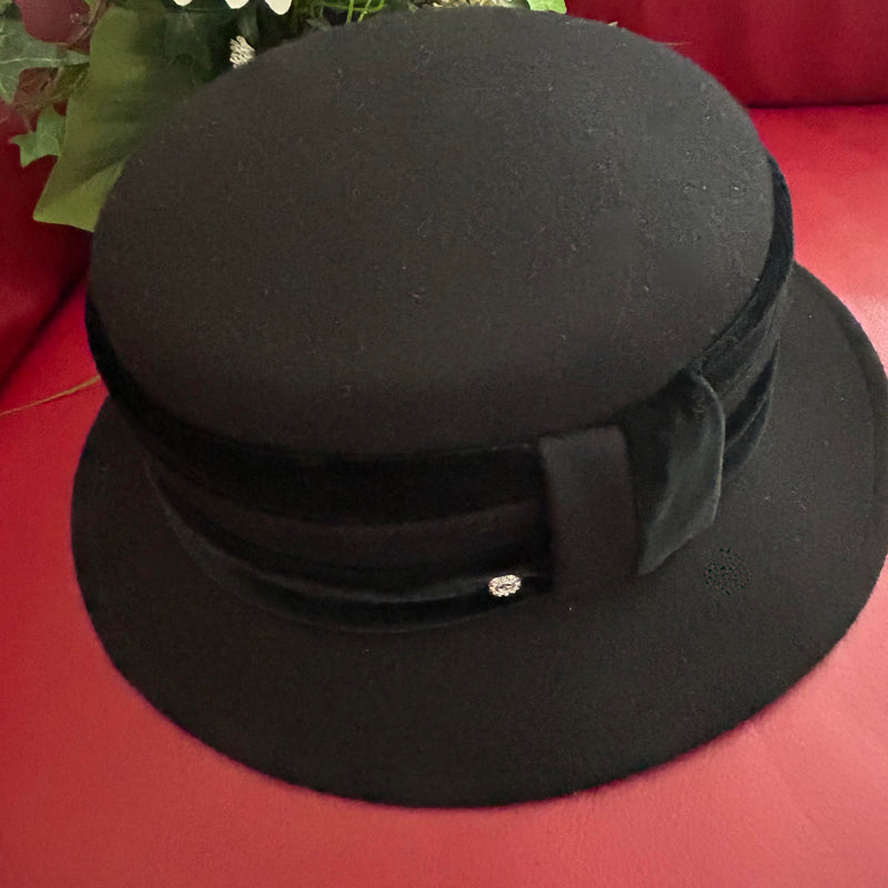 Schwarzer Damenhut von Mayser aus Wollfilz mit Samtband und Strass-Detail, Größe S.