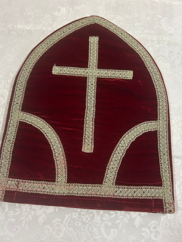 „Hochwertige weinrote Bischof-Mitra mit goldenen Verzierungen, handgefertigt, One Size mit Gummizug – detailreiche Kostümhaube.“