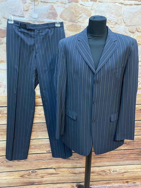 „Dunkelblauer Nadelstreifen-Anzug im 20er-Jahre Stil in Größe 102, Vintage Gatsby Look“