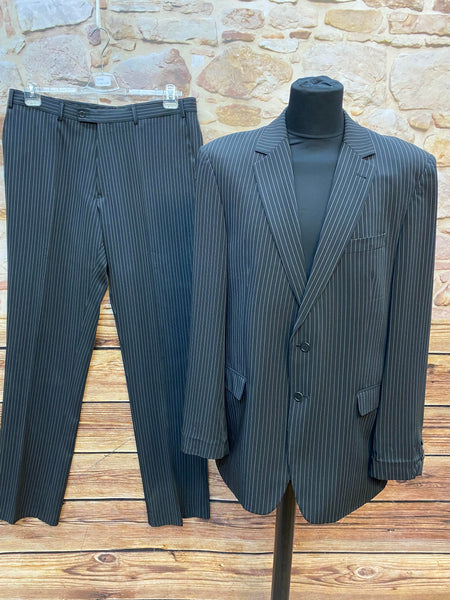 „Vintage Nadelstreifen-Anzug in Schwarz, Sakko und Hose im 20er-Jahre-Al-Capone-Stil“