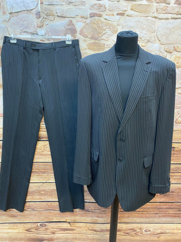 „Vintage Nadelstreifen-Anzug in Schwarz, Sakko und Hose im 20er-Jahre-Al-Capone-Stil“