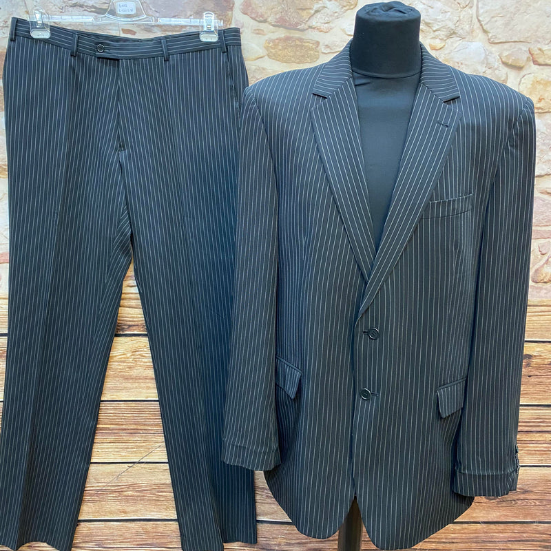 „Vintage Nadelstreifen-Anzug in Schwarz, Sakko und Hose im 20er-Jahre-Al-Capone-Stil“