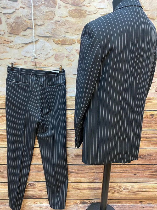 Schwarzer Herren Nadelstreifenanzug von Copy Right in Größe 94 mit Sakko und Hose. Anicht 1