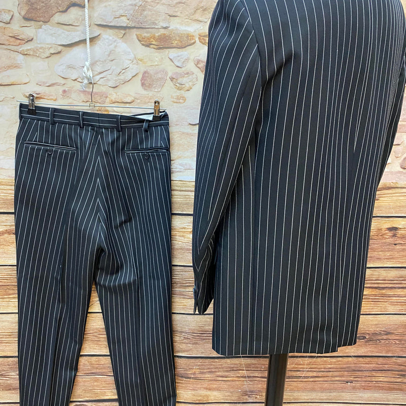 Schwarzer Herren Nadelstreifenanzug von Copy Right in Größe 94 mit Sakko und Hose. Anicht 1