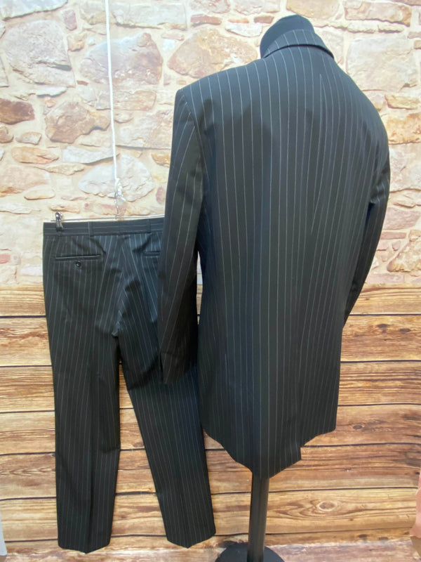 Schwarzer Herren Nadelstreifenanzug von Mangoon in Größe 94 mit Sakko und Hose. Ansicht 1