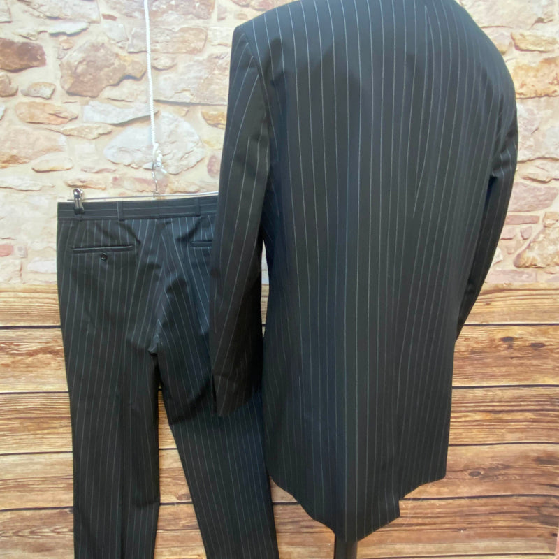 Schwarzer Herren Nadelstreifenanzug von Mangoon in Größe 94 mit Sakko und Hose. Ansicht 1