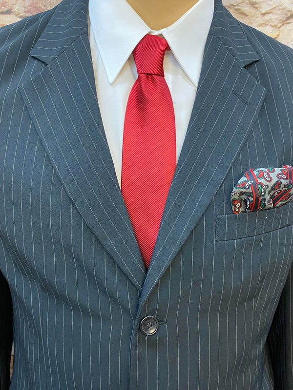 Detailaufnahme Herren Nadelstreifenanzug mit roter Krawatte