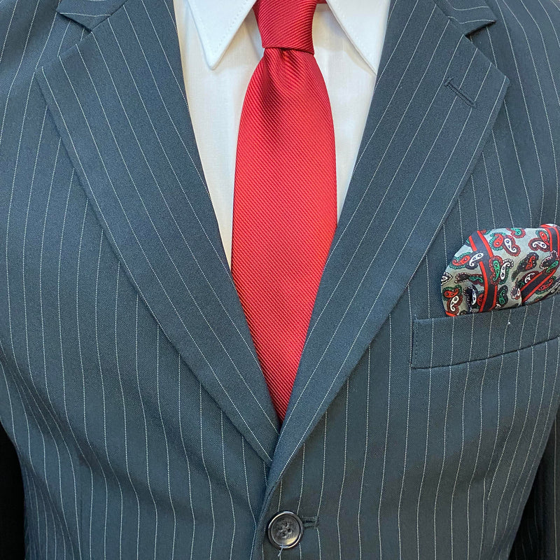 Detailaufnahme Herren Nadelstreifenanzug mit roter Krawatte