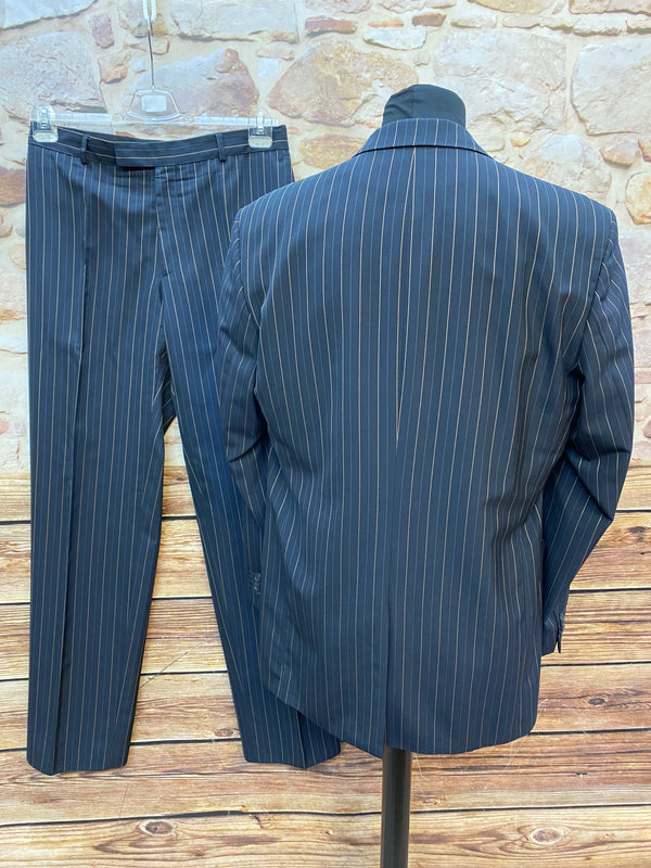 Dunkelblauer Nadelstreifen-Anzug Gr. 102 – 20er-Jahre Stil