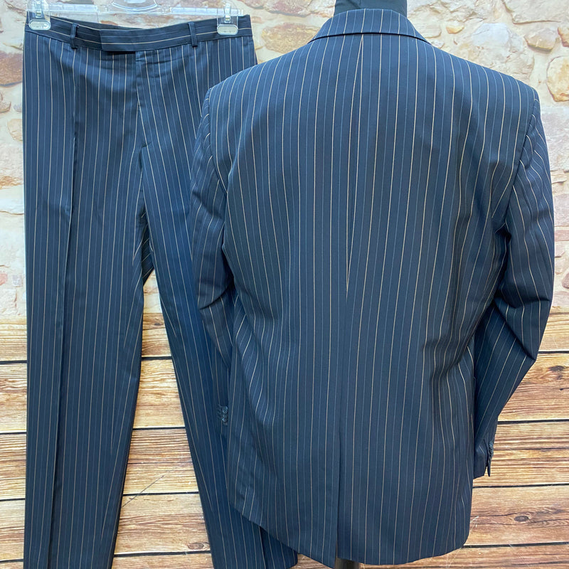 Dunkelblauer Nadelstreifen-Anzug Gr. 102 – 20er-Jahre Stil