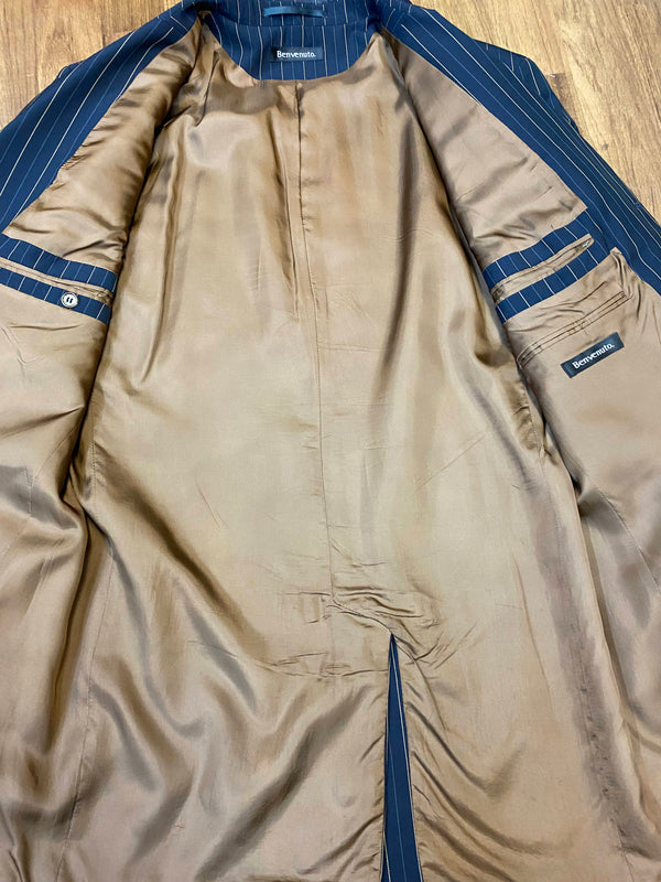 Dunkelblauer Nadelstreifen-Anzug Gr. 102 – 20er-Jahre Stil