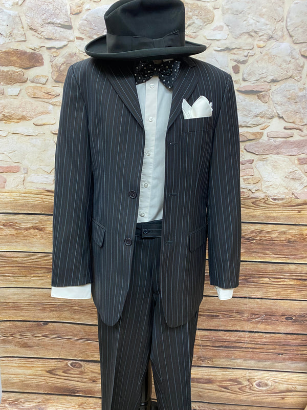 Babylon Berlin Outfit Gr.44 Vintage grauer Nadelstreifenanzug, Sakko, Hose, Hemd, Fliege, Einstecktuch, Hut und Hosenträger