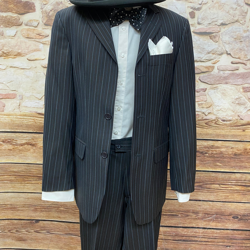 Babylon Berlin Outfit Gr.44 Vintage grauer Nadelstreifenanzug, Sakko, Hose, Hemd, Fliege, Einstecktuch, Hut und Hosenträger