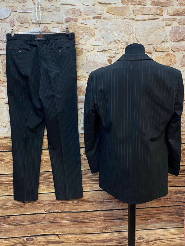 Schwarzer dreiteiliger Herrenanzug mit Sakko Weste und Hose